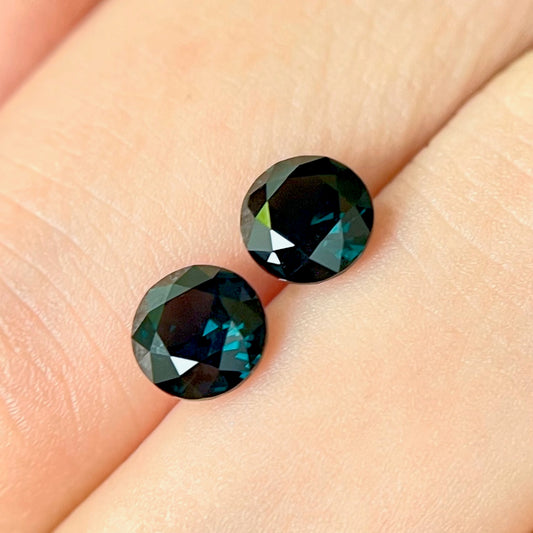 ビカッと美色出現✨ティール系グリーンブルーの双子ラウンドスピネル0.60ct×2個セット💎💎ピアッちゃん作品【コランダム夏祭り特別価格❗️】