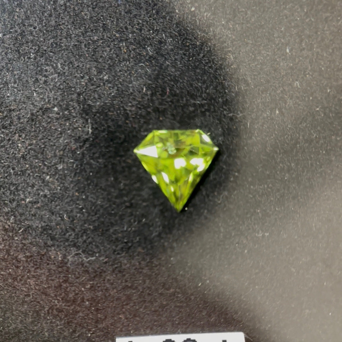 【チャットオークション御落札様専用】【全員参加可能】ユサコレ🦐ちょい長めの宝石形💎ペリドット  1.39ct 銃弾みたいな黒点インクル💥がワイルド