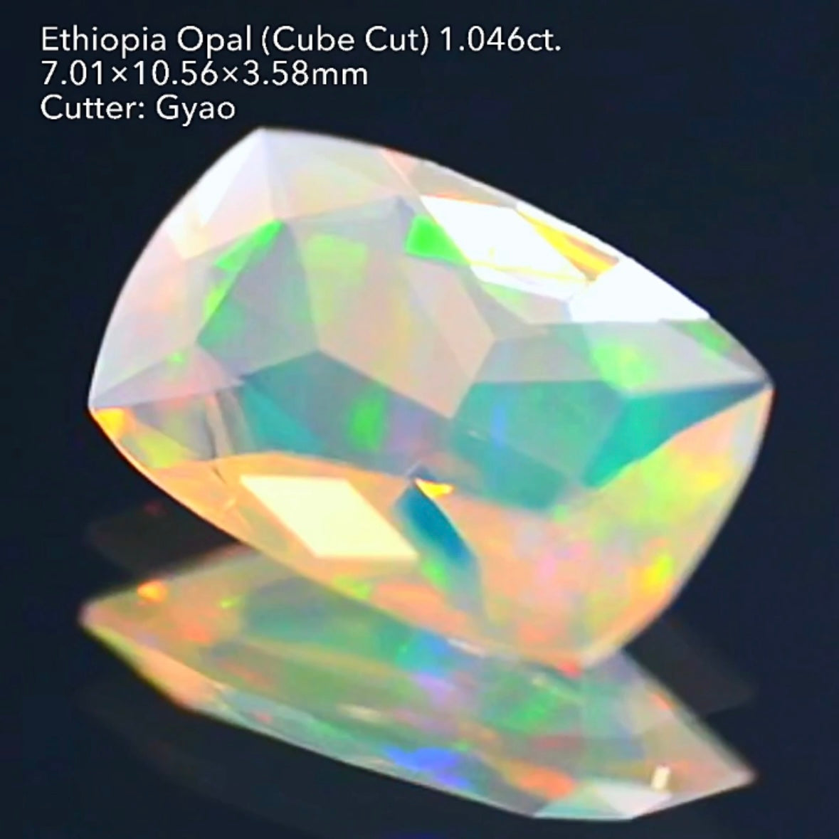 LEDライトでさらにカラフルに🎨🔦全面に遊色が踊る💃エチオピアオパール 1.046ct 変則キューブカット
