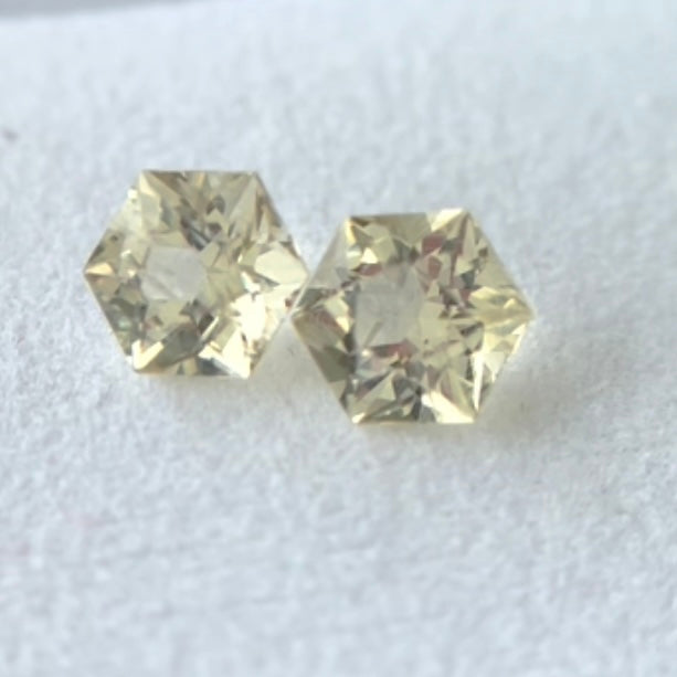 形も大きさも煌めきも!さらには内包物までもが揃ったヘキサゴン💎💎六角形ラブラドライト2個セット計1.98ct✨✨