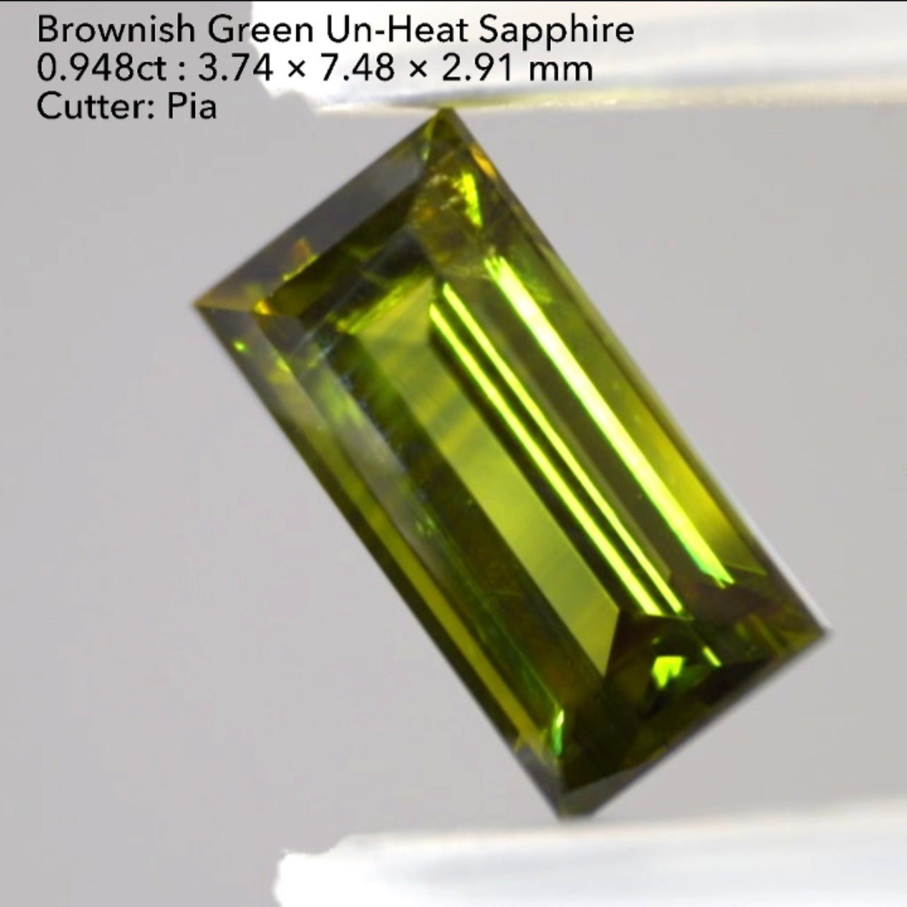 渋いカーキが鋭く煌めくバゲット✨非加熱サファイア0.948ct💎ピアッちゃん作品👍