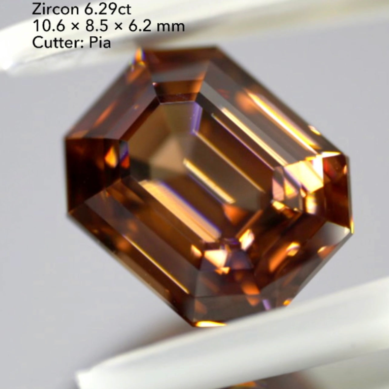 魅力ポイント満載👌美色&カラフルファイアー✨大粒非加熱ジルコン6.29ct💎ピアッちゃん作品👍
