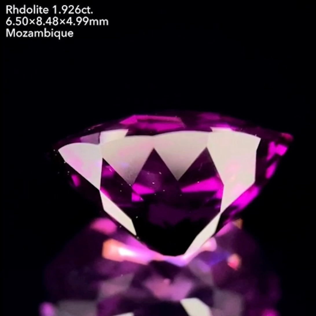 流れるキューブの煌めきが美しすぎる!テリツヤ抜群美色ロードライトガーネット1.926ct💜ゲオちゃん作品