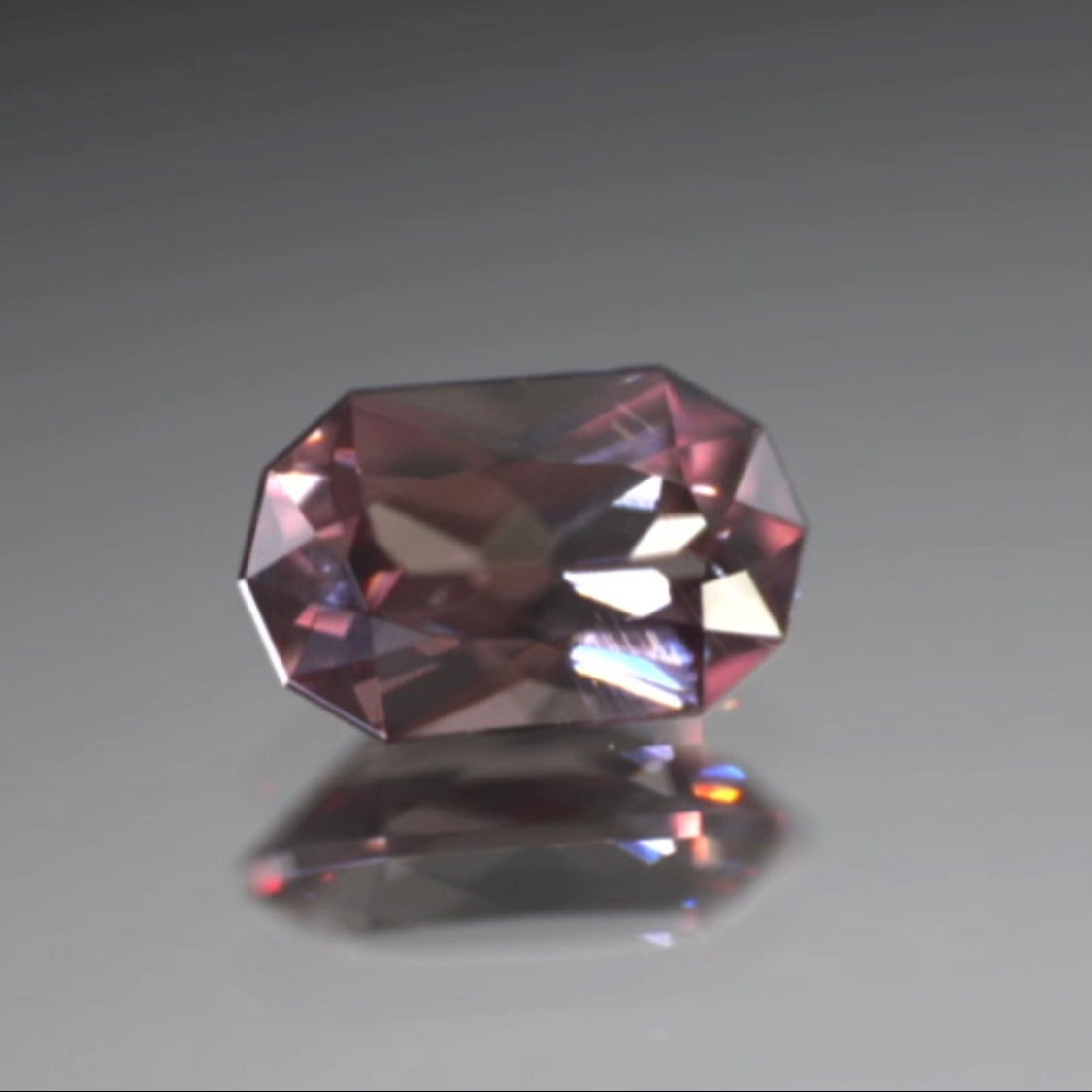 カプセルっぽい10角形✨カラーチェンジガーネット0.68ct💎ピアッちゃん作品