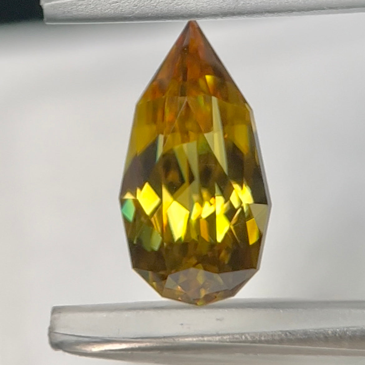 6ctから抽出された鋭くギラめくシャープペアシェイプ★スフェーン1.885ct ピアッちゃん作品★ハラキリプライス