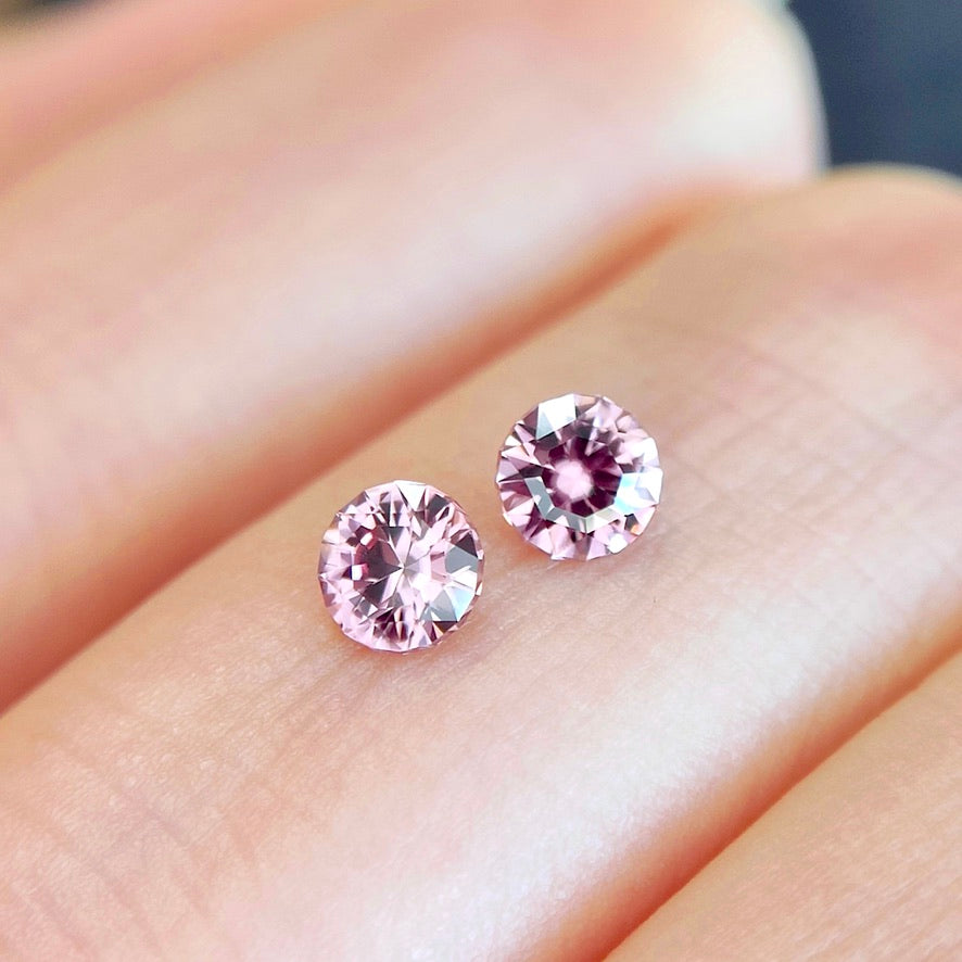 レアなシッカリピンクカラー💖✨ペアで登場♬ZBカットで楽しむピンクジルコン0.314ct/0.331ct★ピアッちゃん作品