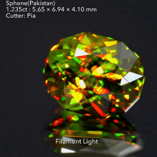 濃いグリーンと真っ赤なファイアー🔥いかにもパキスタン産らしさを満喫できる見事なスフェーン1.235ct💎ピアッちゃん作品🌈