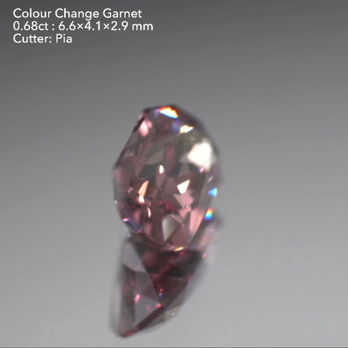 カプセルっぽい10角形✨カラーチェンジガーネット0.68ct💎ピアッちゃん作品