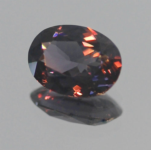 カラーチェンジサファイア風0.469ct💎チョット面白い括りのスピネル特集👍ペンライトで赤味を増して輝くシリーズ💎全てピアっちゃん作品✨