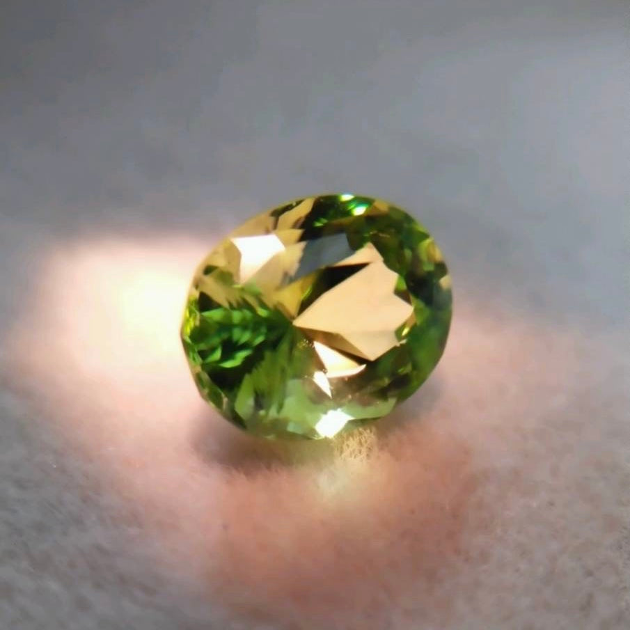 【SOLD OUT】季節外れに新芽がひょっこり✨🌱✨新緑グリーンが眩しいパキスタン産ペリドット✨両面変則キューブ0.858ct.