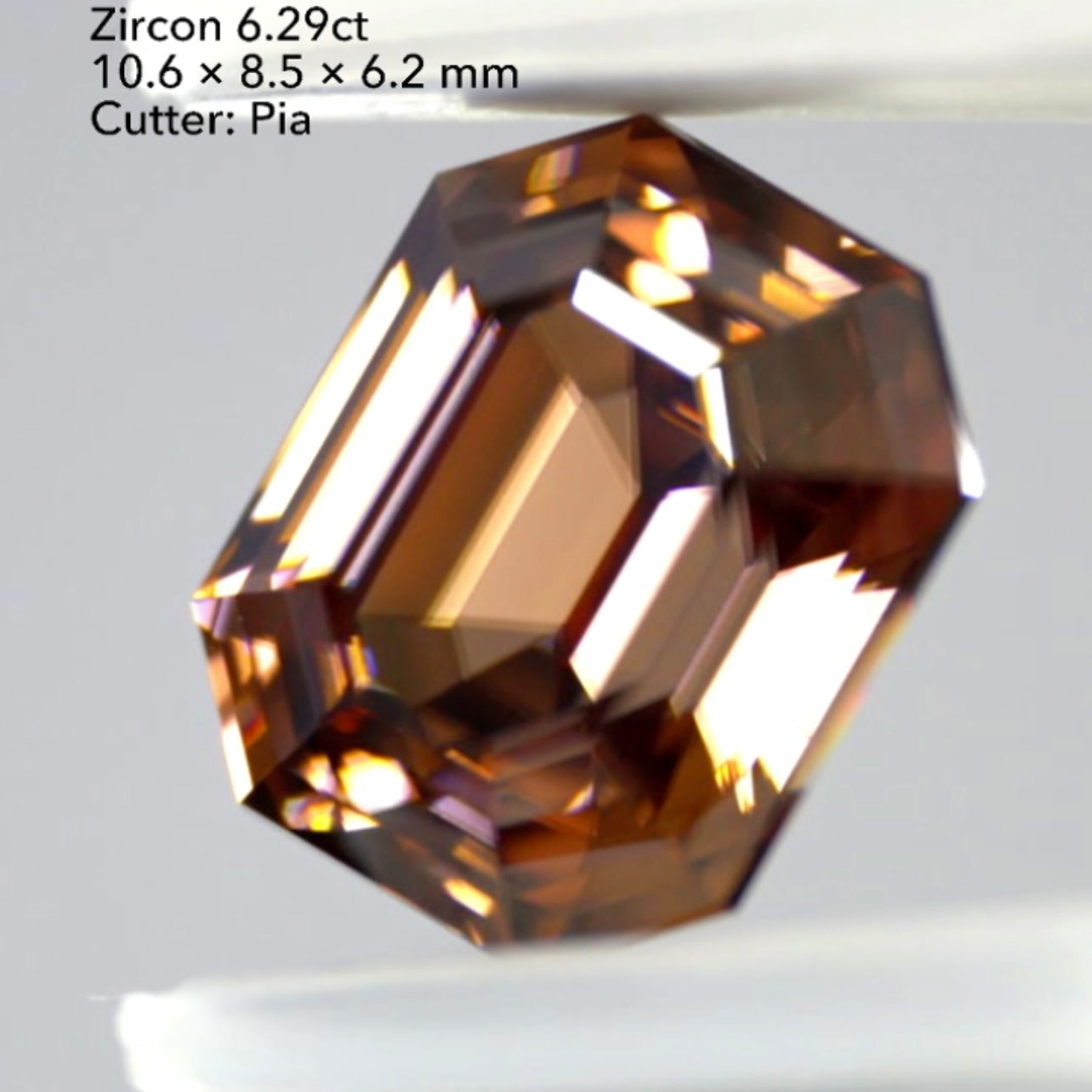 魅力ポイント満載👌美色&カラフルファイアー✨大粒非加熱ジルコン6.29ct💎ピアッちゃん作品👍