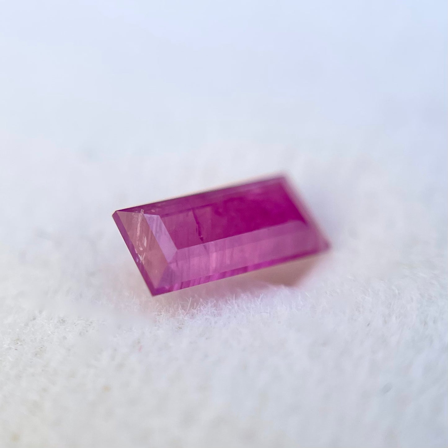 いろんな表情をお楽しみあれ★ 完璧なバゲットシェイプの非加熱カシミールサファイア0.334ct ピアッちゃん作品【コランダム夏祭り特別価格❗️】