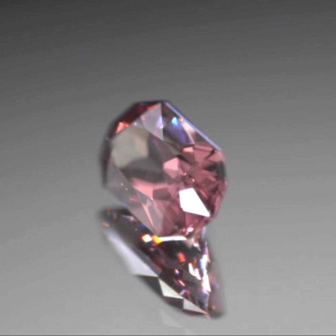 カプセルっぽい10角形✨カラーチェンジガーネット0.68ct💎ピアッちゃん作品