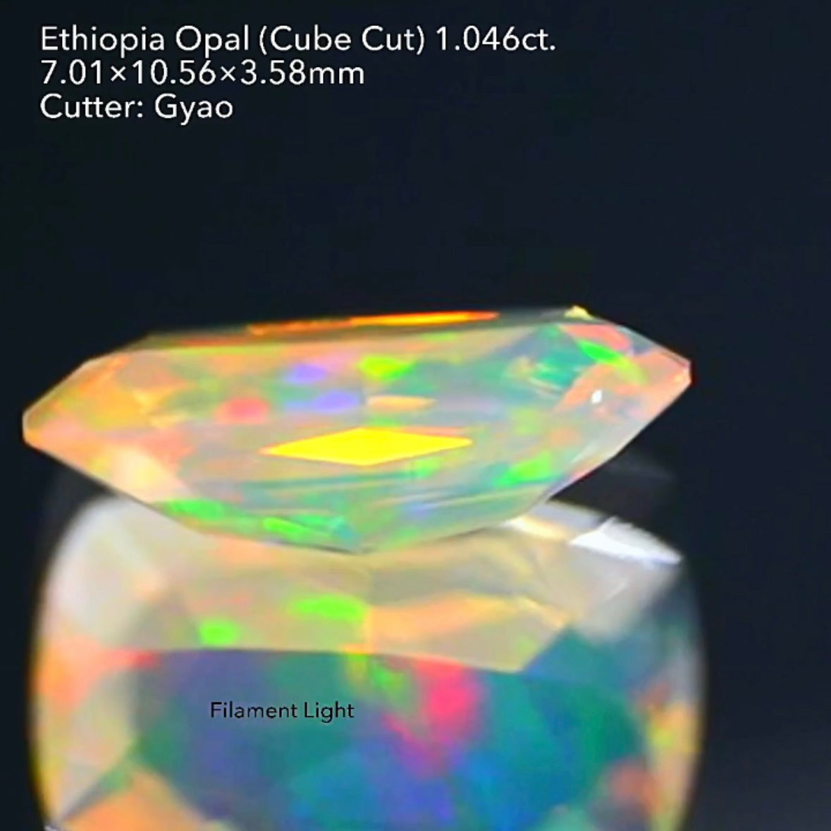 LEDライトでさらにカラフルに🎨🔦全面に遊色が踊る💃エチオピアオパール 1.046ct 変則キューブカット