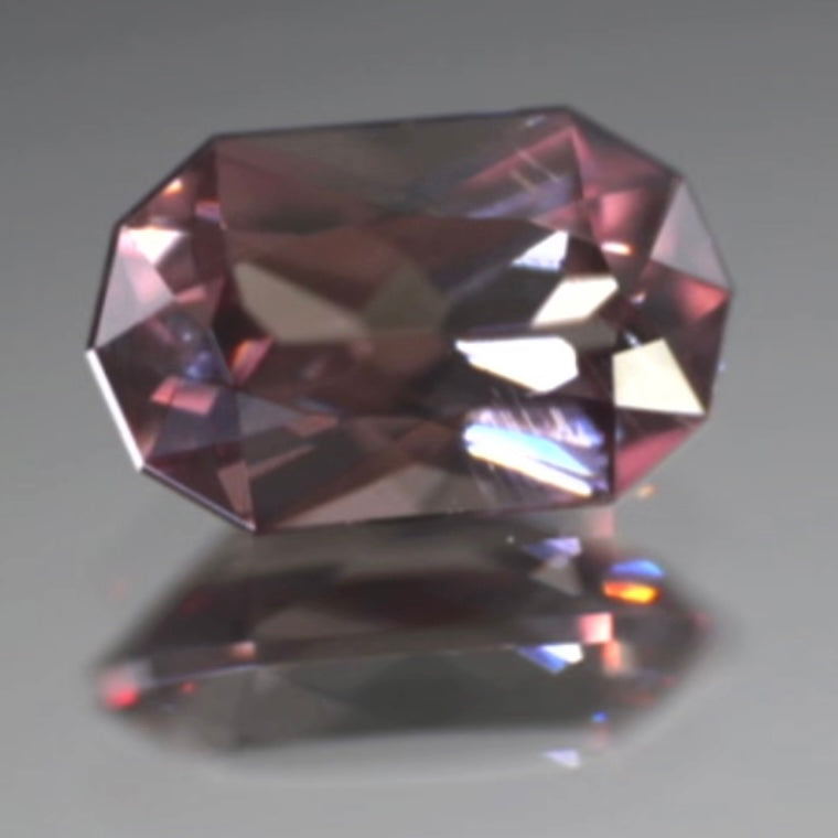 カプセルっぽい10角形✨カラーチェンジガーネット0.68ct💎ピアッちゃん作品