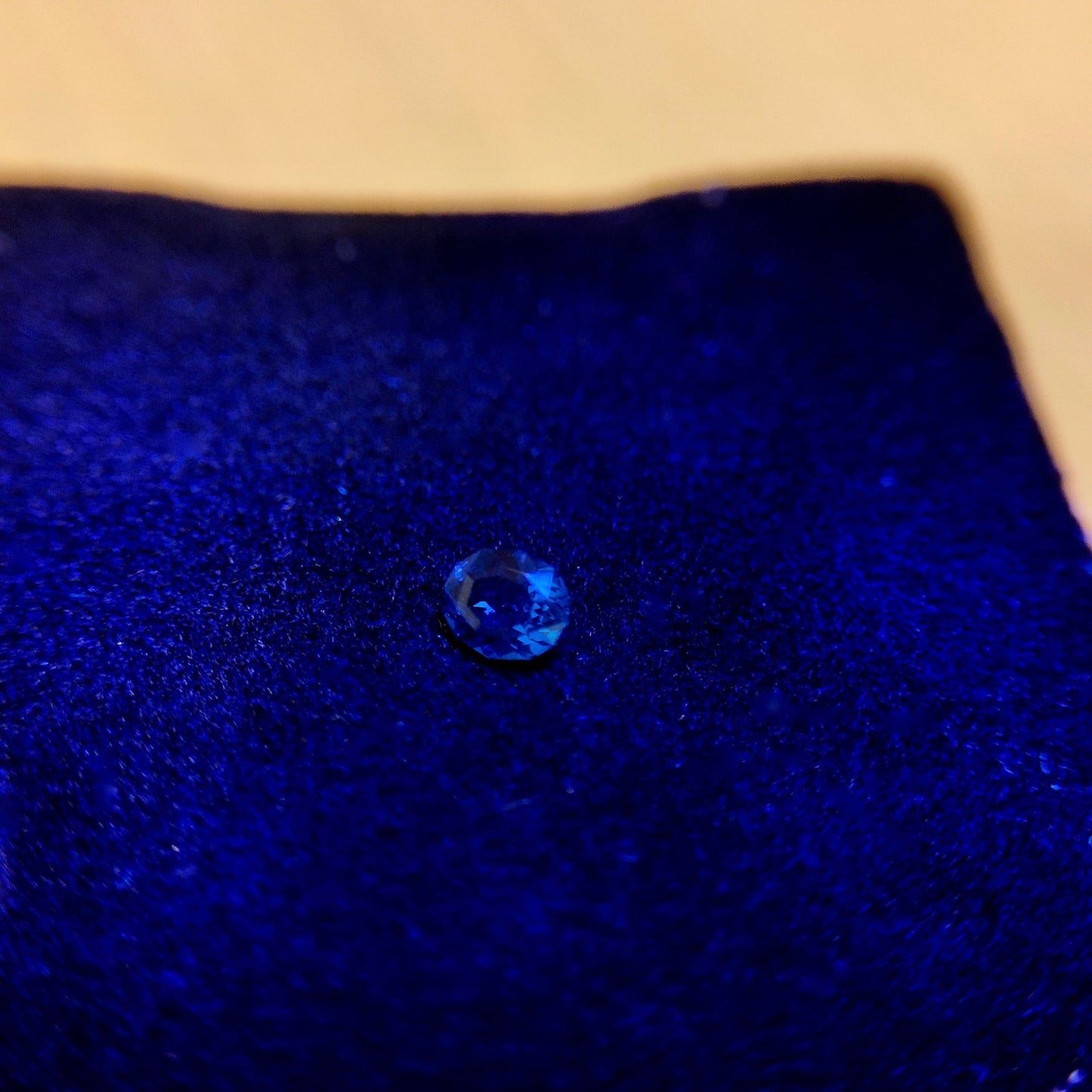 【ZBカット】アウィンナイト0.100ct. ファンシーオーバル★ピアッちゃん作品