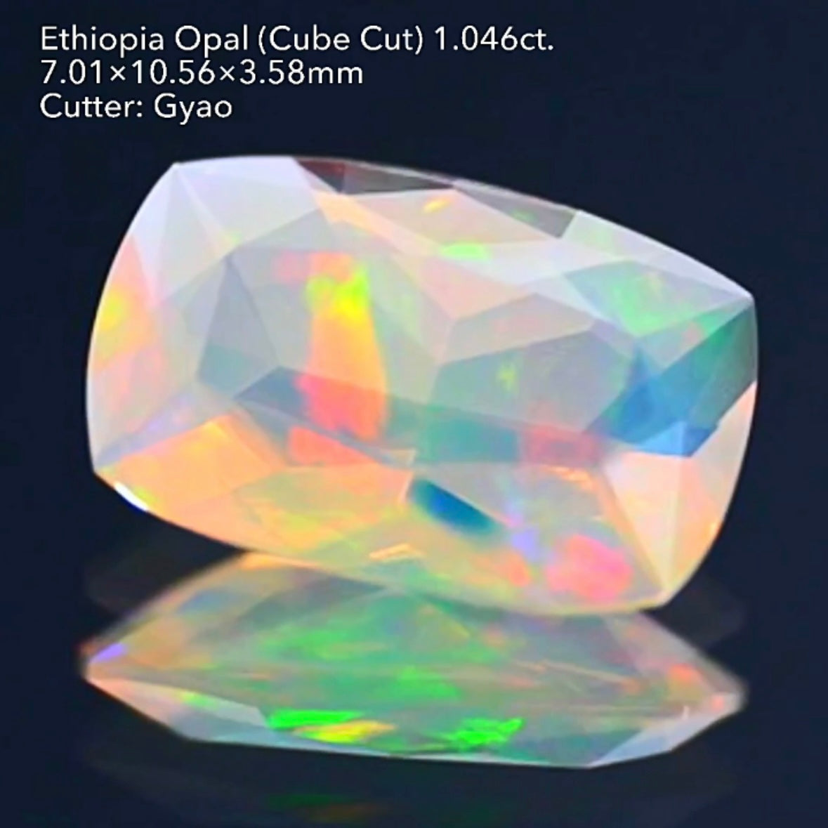 LEDライトでさらにカラフルに🎨🔦全面に遊色が踊る💃エチオピアオパール 1.046ct 変則キューブカット