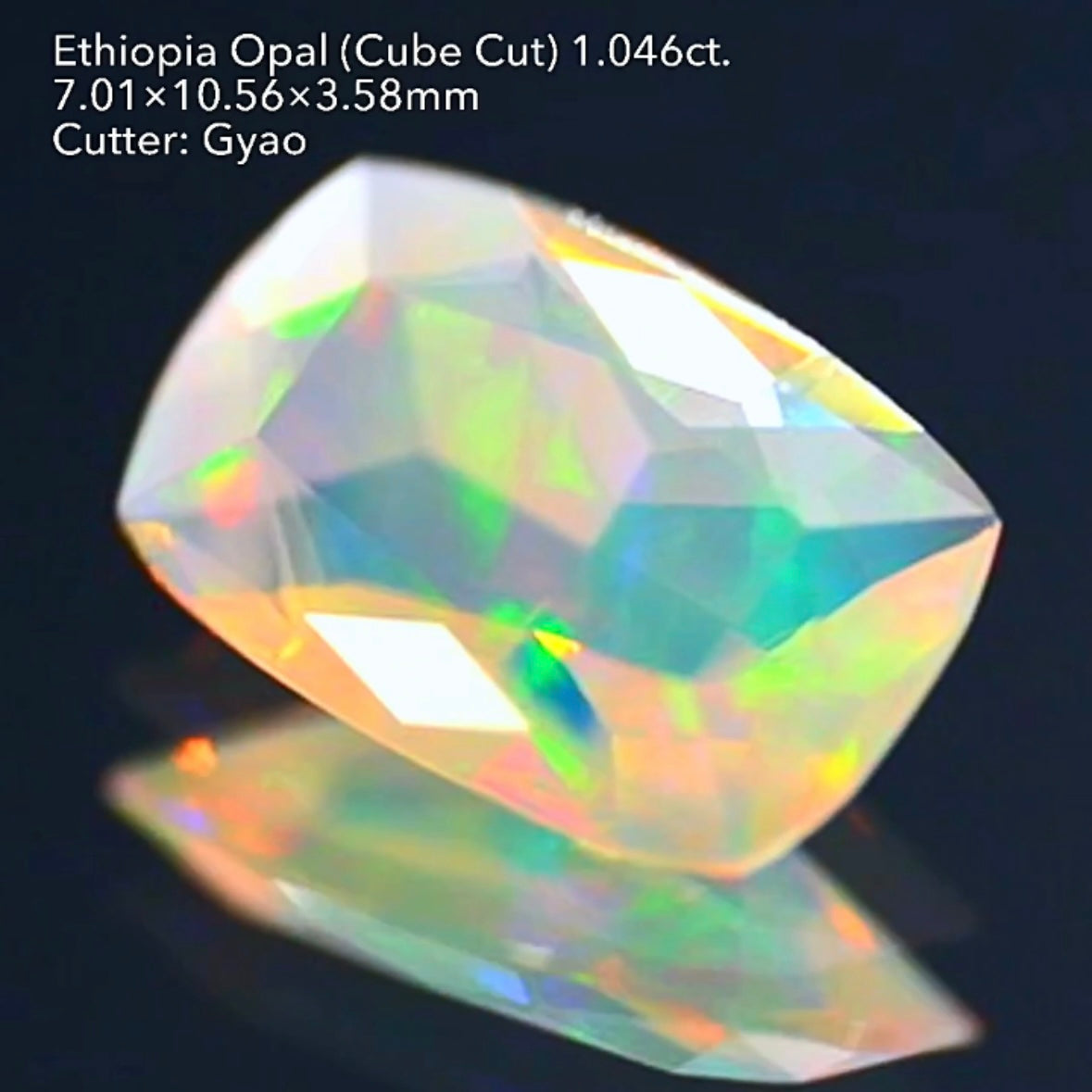 LEDライトでさらにカラフルに🎨🔦全面に遊色が踊る💃エチオピアオパール 1.046ct 変則キューブカット