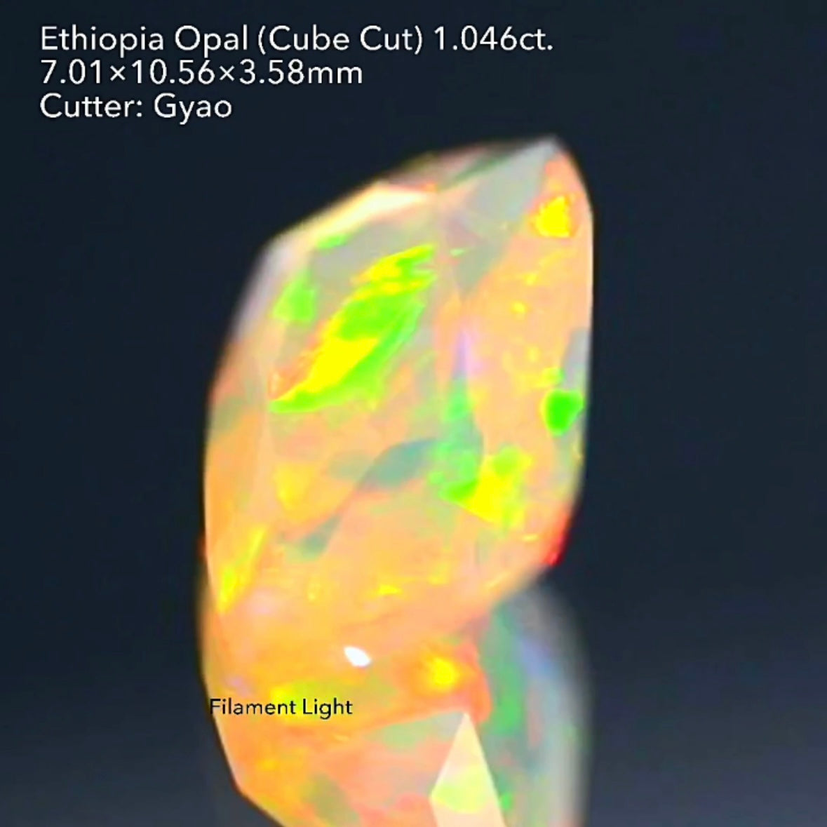 LEDライトでさらにカラフルに🎨🔦全面に遊色が踊る💃エチオピアオパール 1.046ct 変則キューブカット