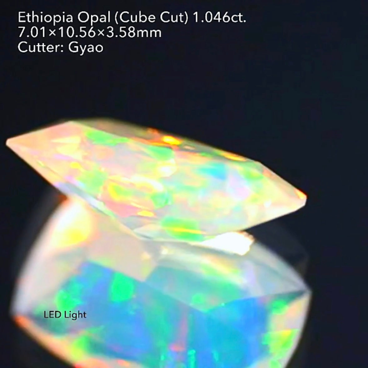 LEDライトでさらにカラフルに🎨🔦全面に遊色が踊る💃エチオピアオパール 1.046ct 変則キューブカット