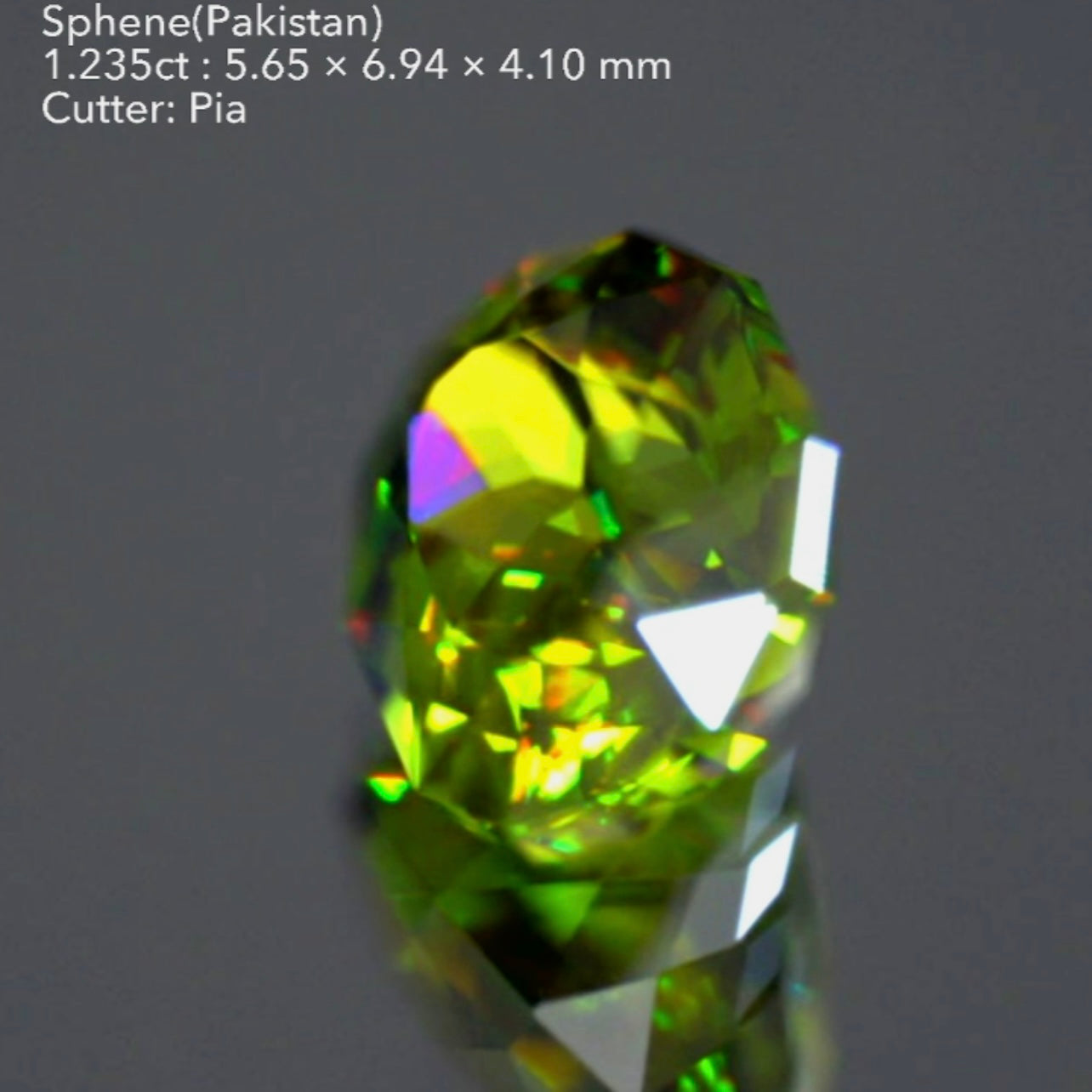 濃いグリーンと真っ赤なファイアー🔥いかにもパキスタン産らしさを満喫できる見事なスフェーン1.235ct💎ピアッちゃん作品🌈