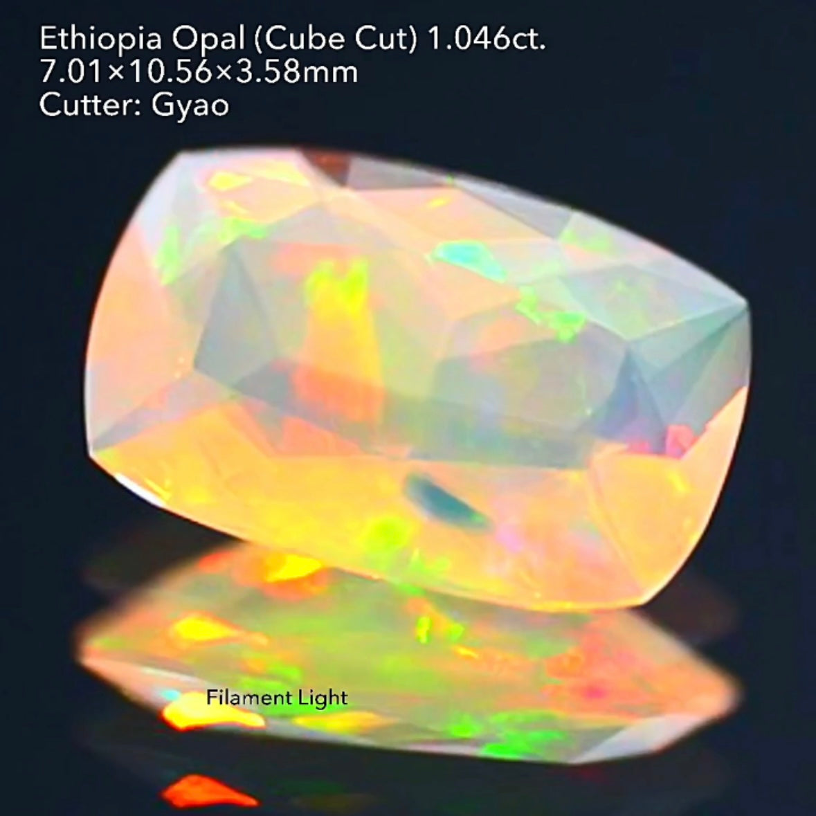 LEDライトでさらにカラフルに🎨🔦全面に遊色が踊る💃エチオピアオパール 1.046ct 変則キューブカット
