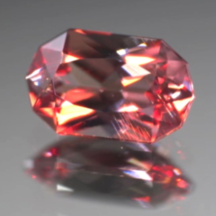 カプセルっぽい10角形✨カラーチェンジガーネット0.68ct💎ピアッちゃん作品