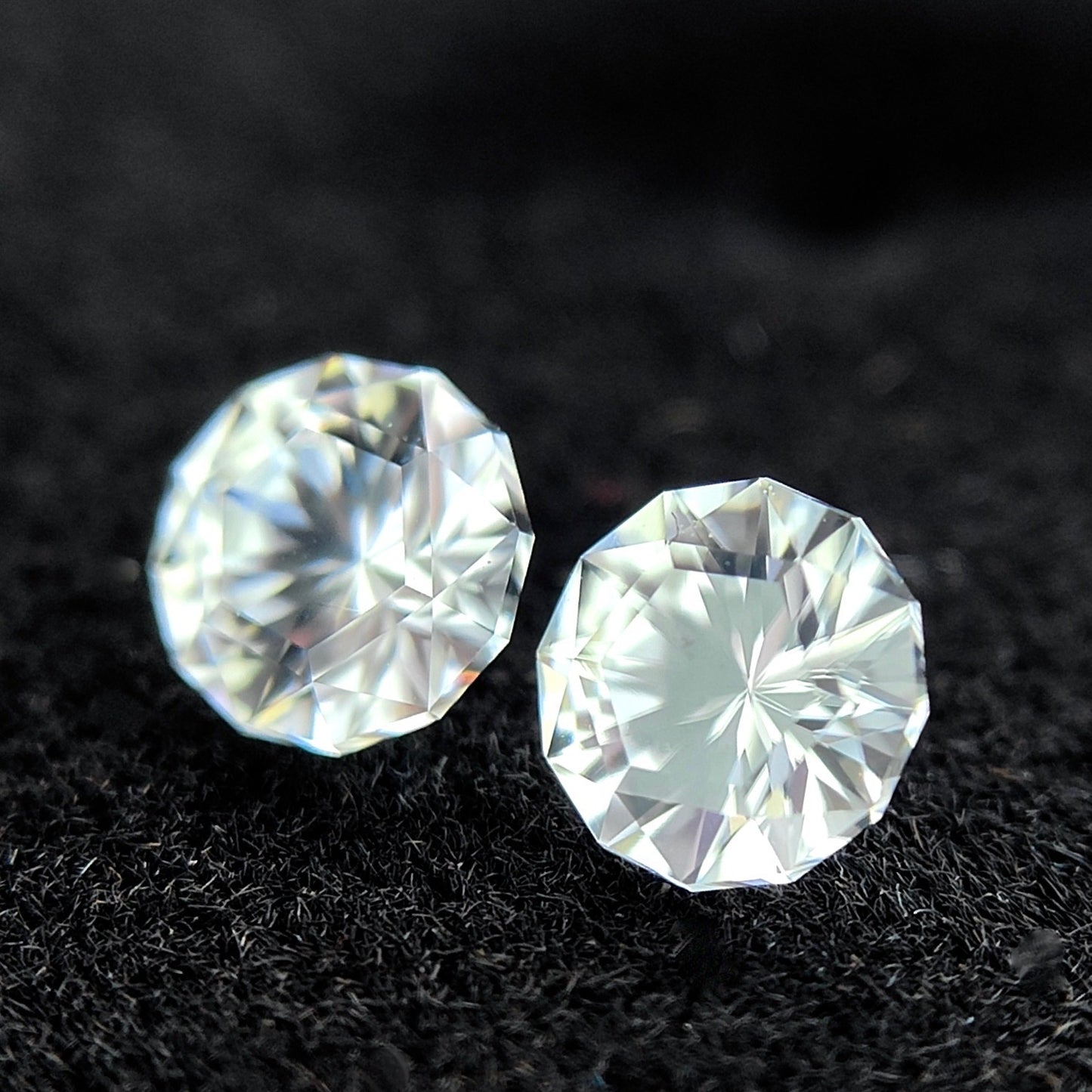 💎✖️6✨宝石形が見えるピアッちゃん新カット💎おしゃれな6角形テーブルに放射カットがギラギラ❄️カラーレスジルコン0.46ct/0.48ct