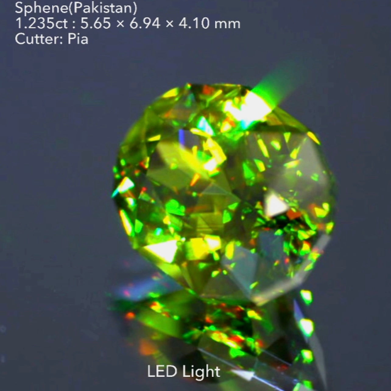 濃いグリーンと真っ赤なファイアー🔥いかにもパキスタン産らしさを満喫できる見事なスフェーン1.235ct💎ピアッちゃん作品🌈