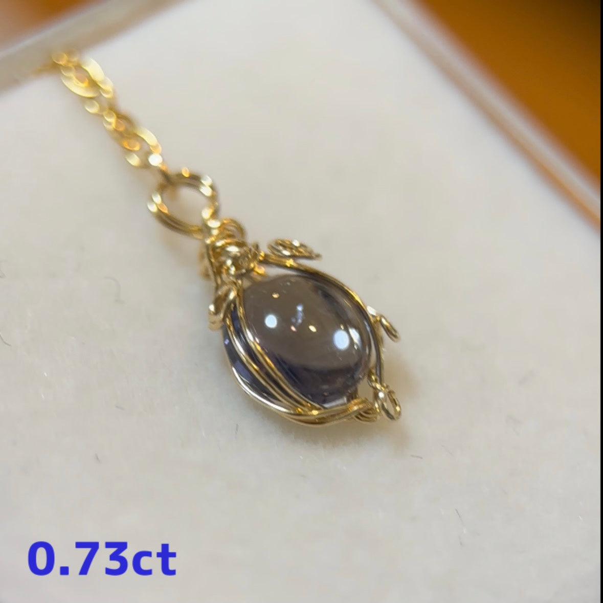 ゆらゆらかわいいピアスが登場♪アイオライト 0.73ct/0.78ct【ねこ石さん🐈ワイヤー巻き作品】