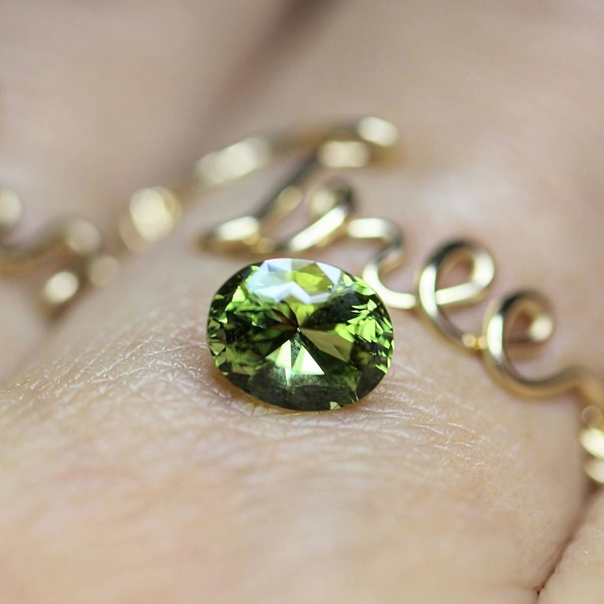 【SOLD OUT】季節外れに新芽がひょっこり✨🌱✨新緑グリーンが眩しいパキスタン産ペリドット✨両面変則キューブ0.858ct.