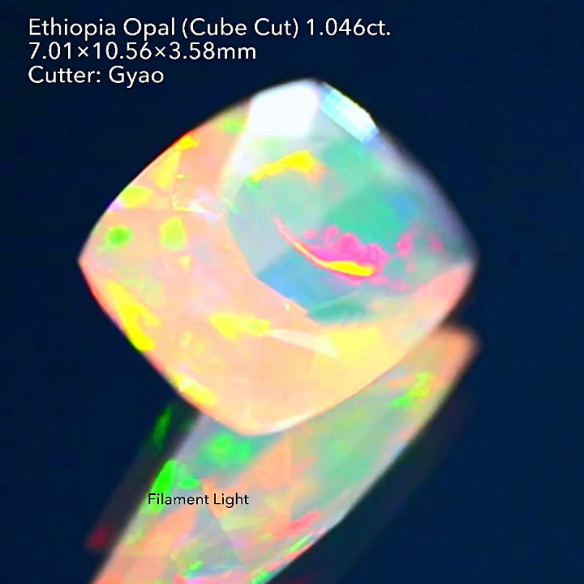 LEDライトでさらにカラフルに🎨🔦全面に遊色が踊る💃エチオピアオパール 1.046ct 変則キューブカット