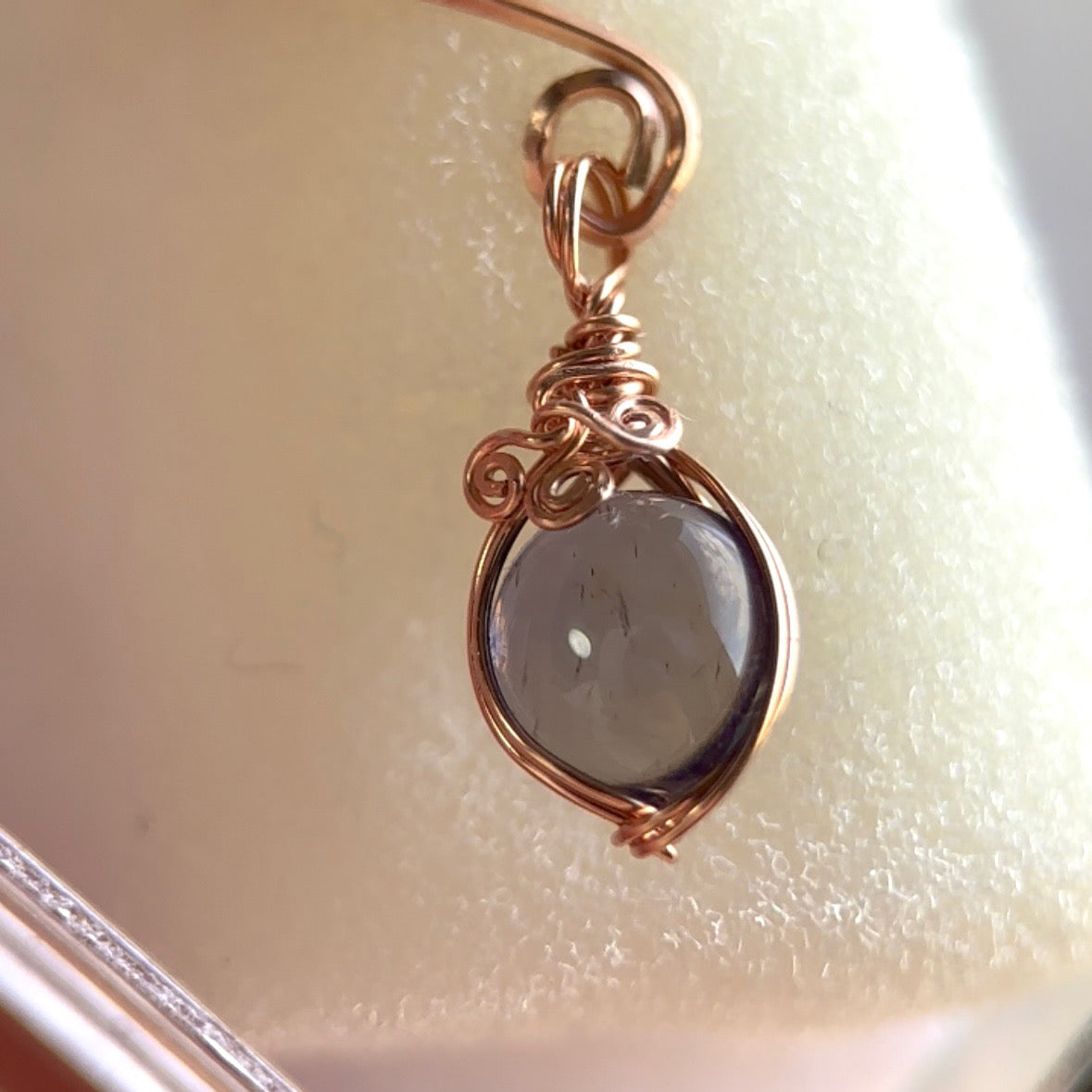 ピアス穴が無くても大丈夫🙆♀️初登場のイヤーカフ♪アイオライト 0.77ct【ねこ石さん🐈ワイヤー巻き作品】
