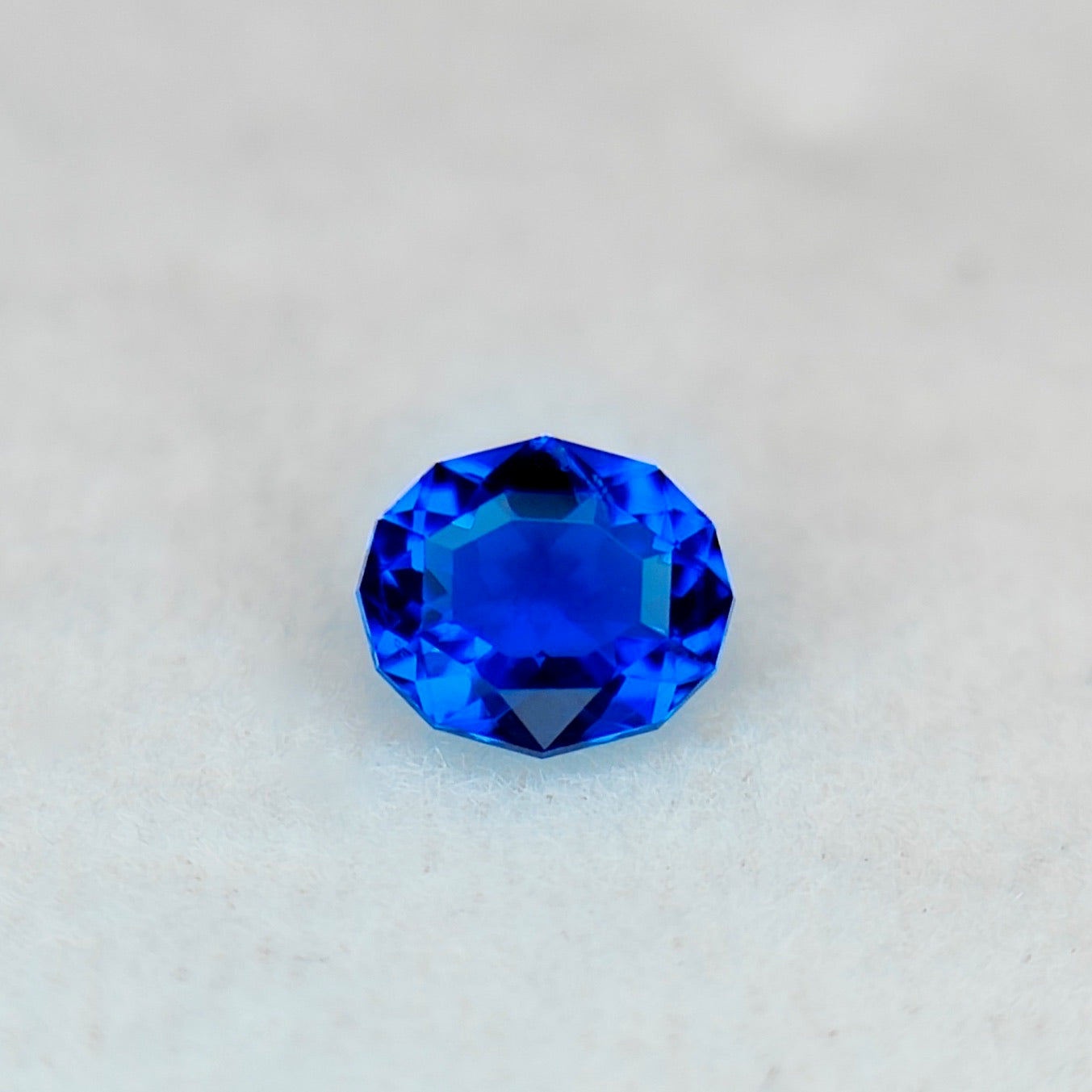 【ZBカット】アウィンナイト0.100ct. ファンシーオーバル★ピアッちゃん作品