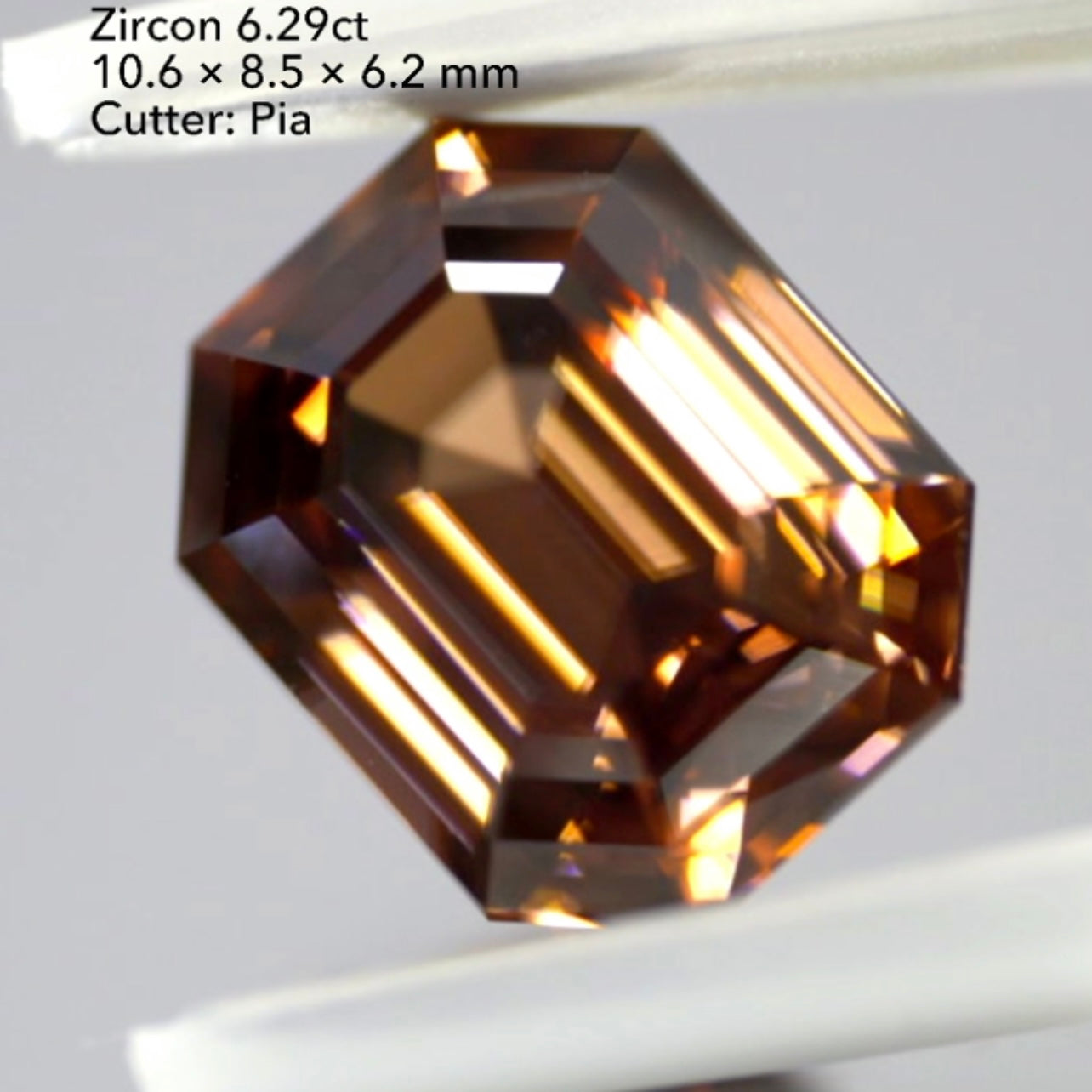 魅力ポイント満載👌美色&カラフルファイアー✨大粒非加熱ジルコン6.29ct💎ピアッちゃん作品👍