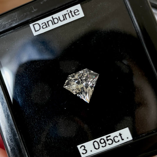 純白に輝く宝石形💎ダンビュライト3.095ct ピアッちゃん作品💖4/15チハルームご紹介作品💖【まだまだ個展は終わらない!特別プライス】