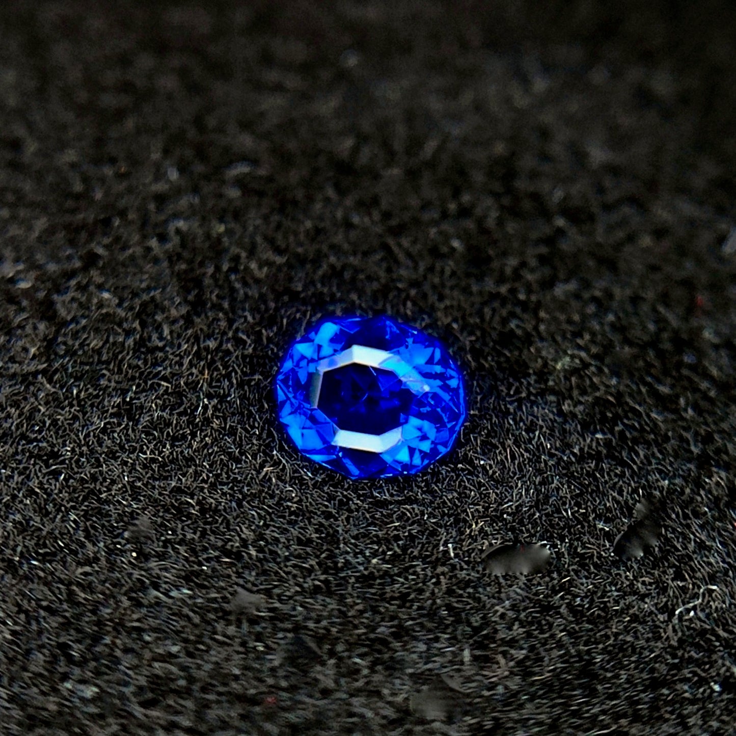 【ZBカット】アウィンナイト0.100ct. ファンシーオーバル★ピアッちゃん作品