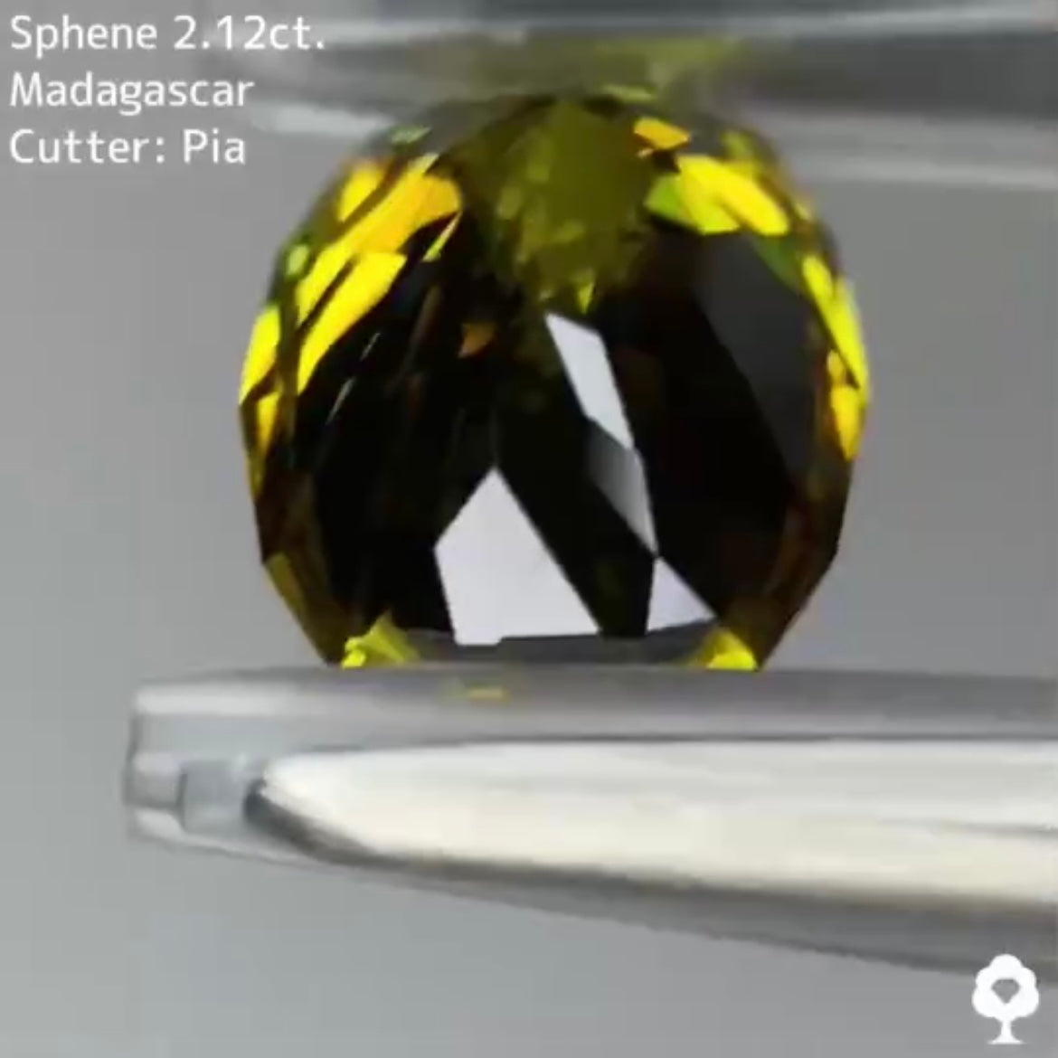 シャープなクッションに仕上げられたグリニッシュゴールド★スフェーン 2.12ct