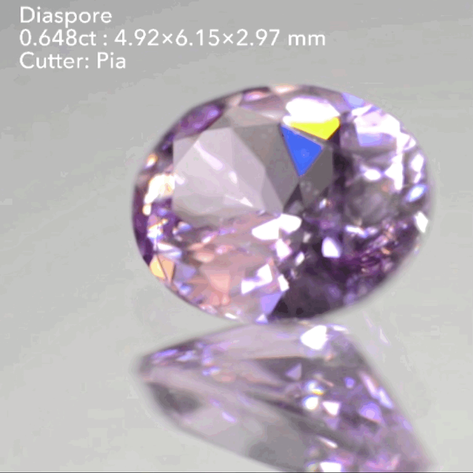 カラフルファイアーをちりばめたキラキラのガラス光沢✨パープルピンクダイアスポア0.648ct★ピアッちゃん作品