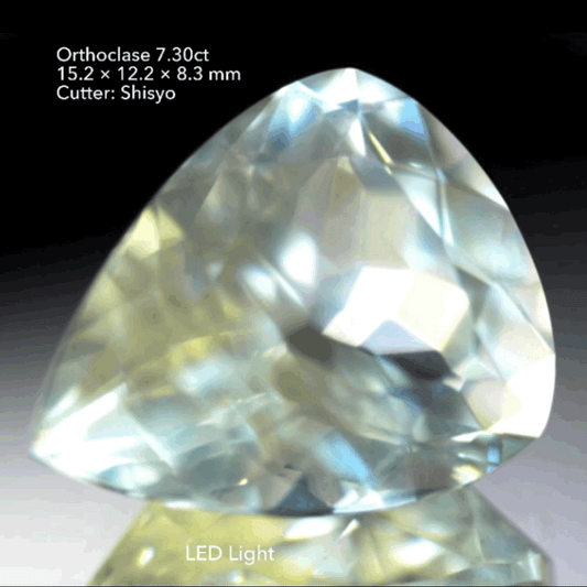 時空が歪む独特の煌めき✨形もカッコいい槍型の大粒オーソクレース7.30ct💎師匠作品👍今なら『クーポン or ZB』のご利用もOK❗️