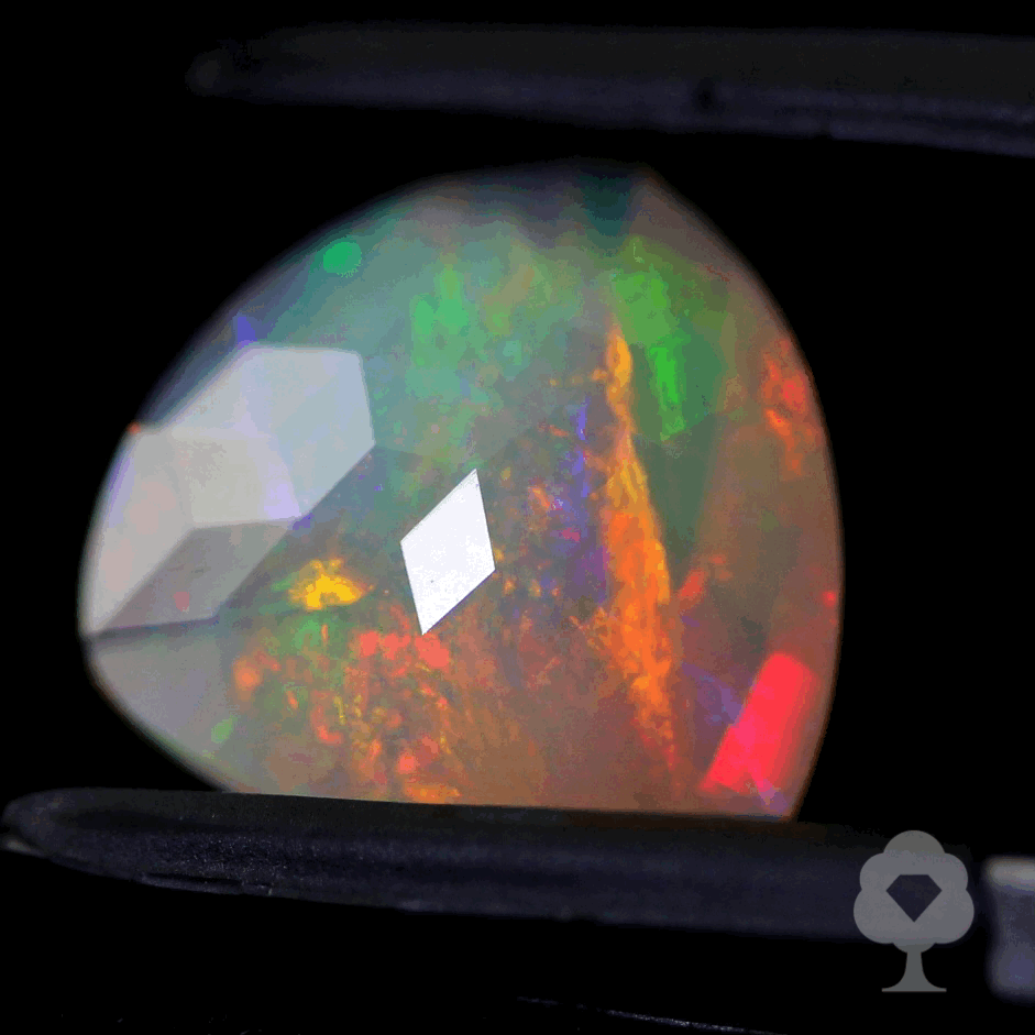 【ご落札者さま専用】独自カット作品「キューブカット・トリリアントversion」エチオピアオパール1.82ct ✨