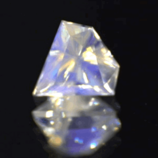 大人気の《宝石形》こちらは傑作カット💎レインボームーンストーン0.514ct✨ゲオちゃん作品
