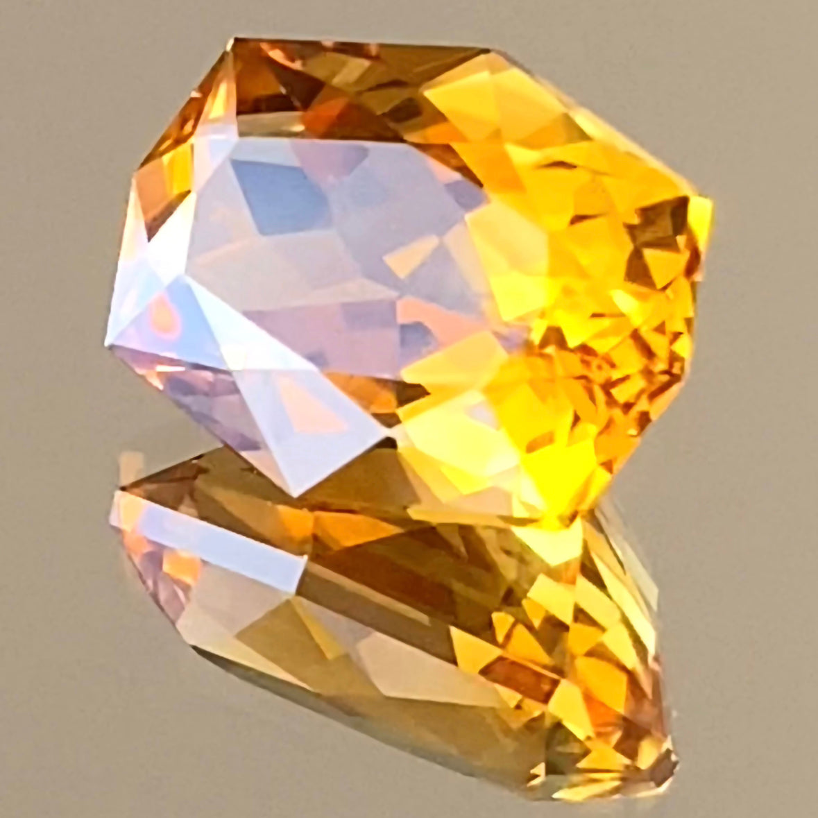 師匠新作❗️美色オレンジと鋭く大胆なファンシーカットが冴えわたる🍊シトリン3.25ct