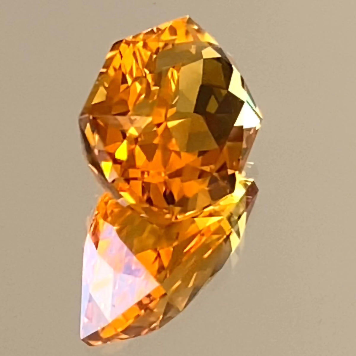 師匠新作❗️美色オレンジと鋭く大胆なファンシーカットが冴えわたる🍊シトリン3.25ct