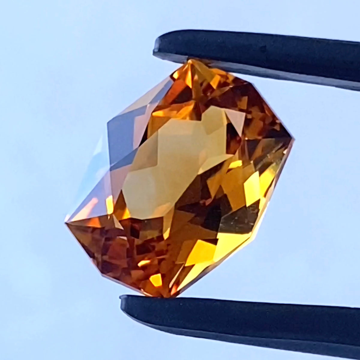 師匠新作❗️美色オレンジと鋭く大胆なファンシーカットが冴えわたる🍊シトリン3.25ct