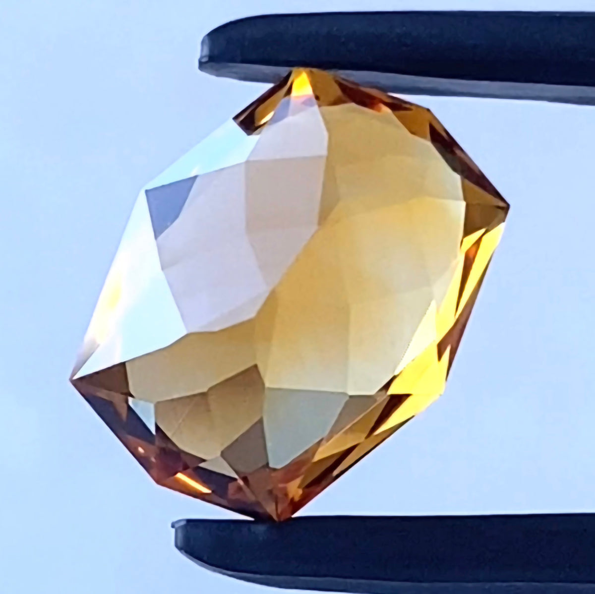 師匠新作❗️美色オレンジと鋭く大胆なファンシーカットが冴えわたる🍊シトリン3.25ct
