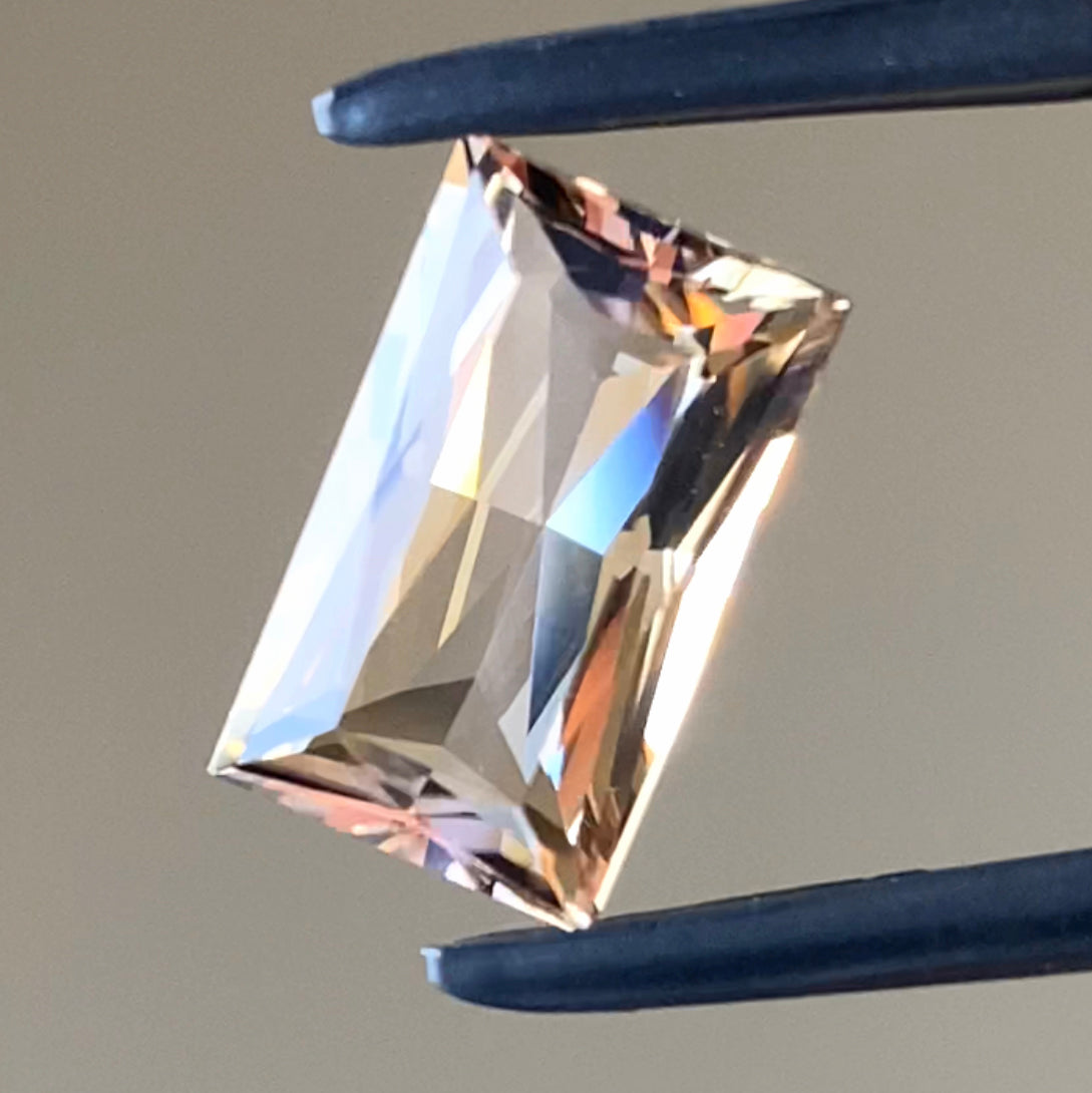 バイカラーのように見える⁉️不思議な美しさを持つバゲットカット💫師匠が魔法をかけたシトリン3.77ct