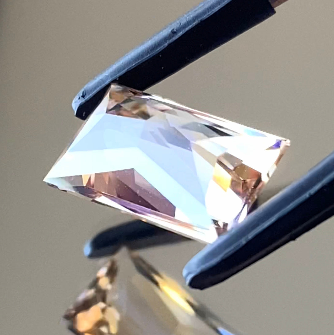 バイカラーのように見える⁉️不思議な美しさを持つバゲットカット💫師匠が魔法をかけたシトリン3.77ct