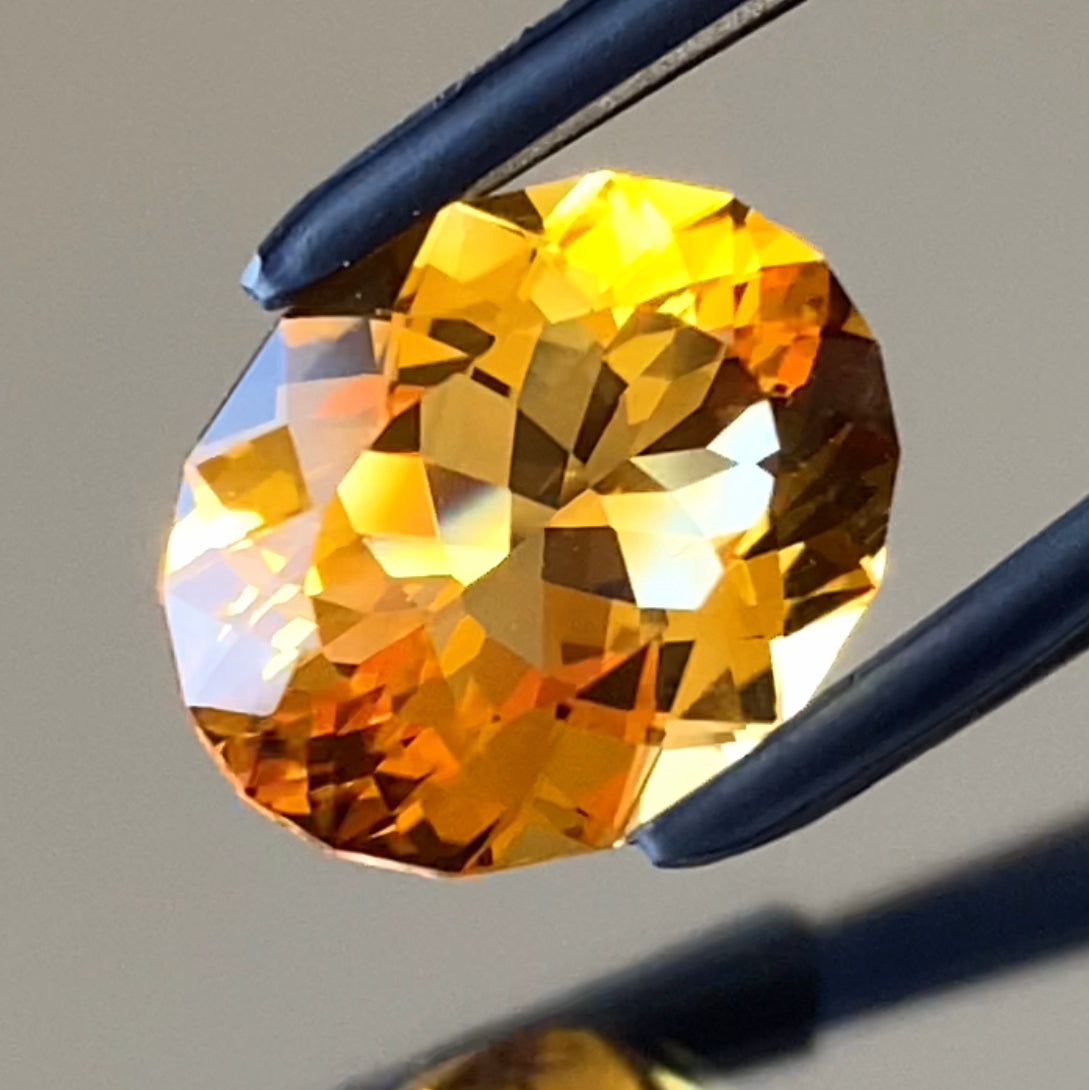 ウイスキーのような美色に酔う🥃師匠お得意のファンシーオーバルがキラキラ✨シトリン4.97ct