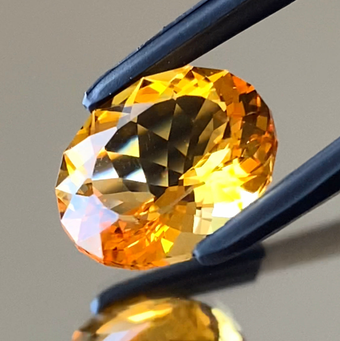 ウイスキーのような美色に酔う🥃師匠お得意のファンシーオーバルがキラキラ✨シトリン4.97ct